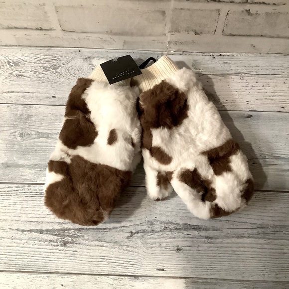 Do Everything In Love Cow Faux Fur Mittens - Picture 1 of 3